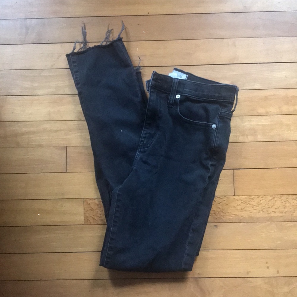 madewell high rise slim crop boy jean in black.